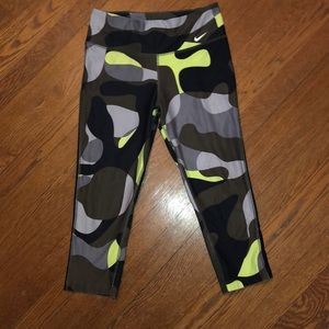 Nike Women’s Sz Small Capri leggings